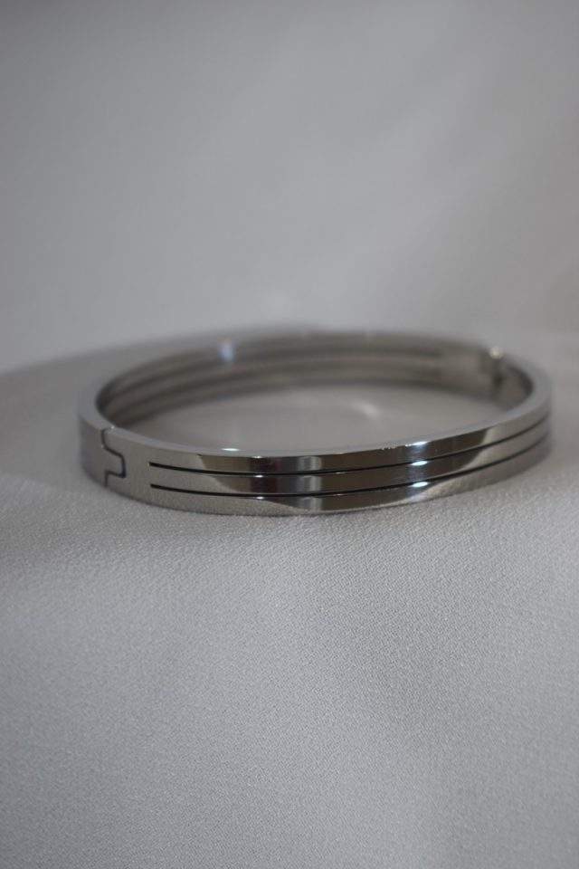 Ασημί ατσάλινη χειροπέδα με εγκοπές