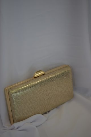 Χρυσό τσαντάκι με ανάγλυφο σχέδιο