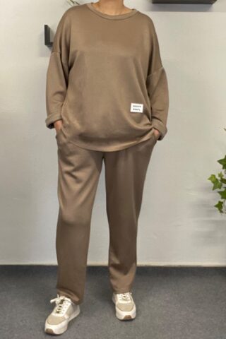 Γυναικεία φόρμα εξόδου στο χρώμα του πούρου